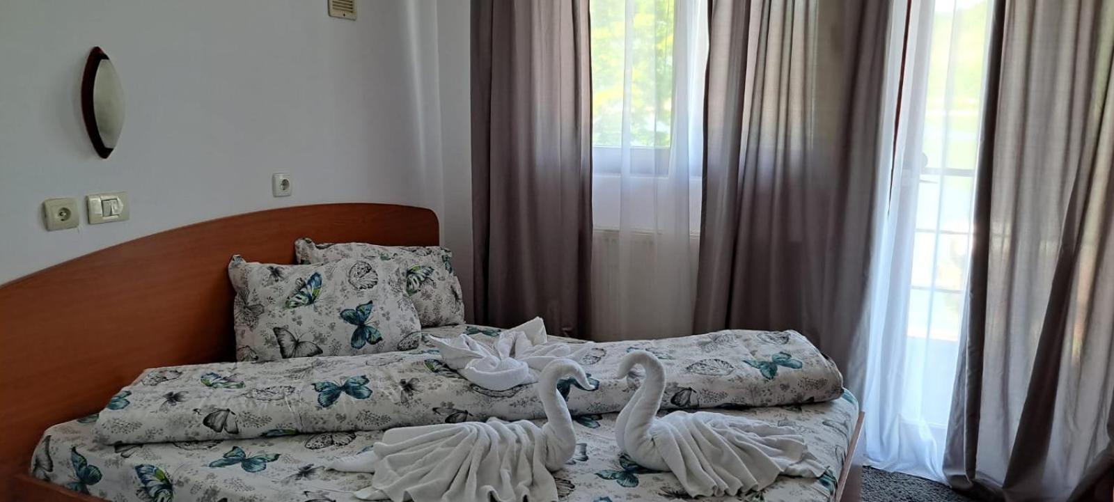 Hotel Pescarus Port Биказ Экстерьер фото