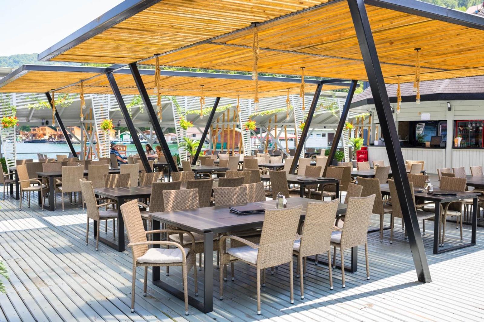 Hotel Pescarus Port Биказ Экстерьер фото
