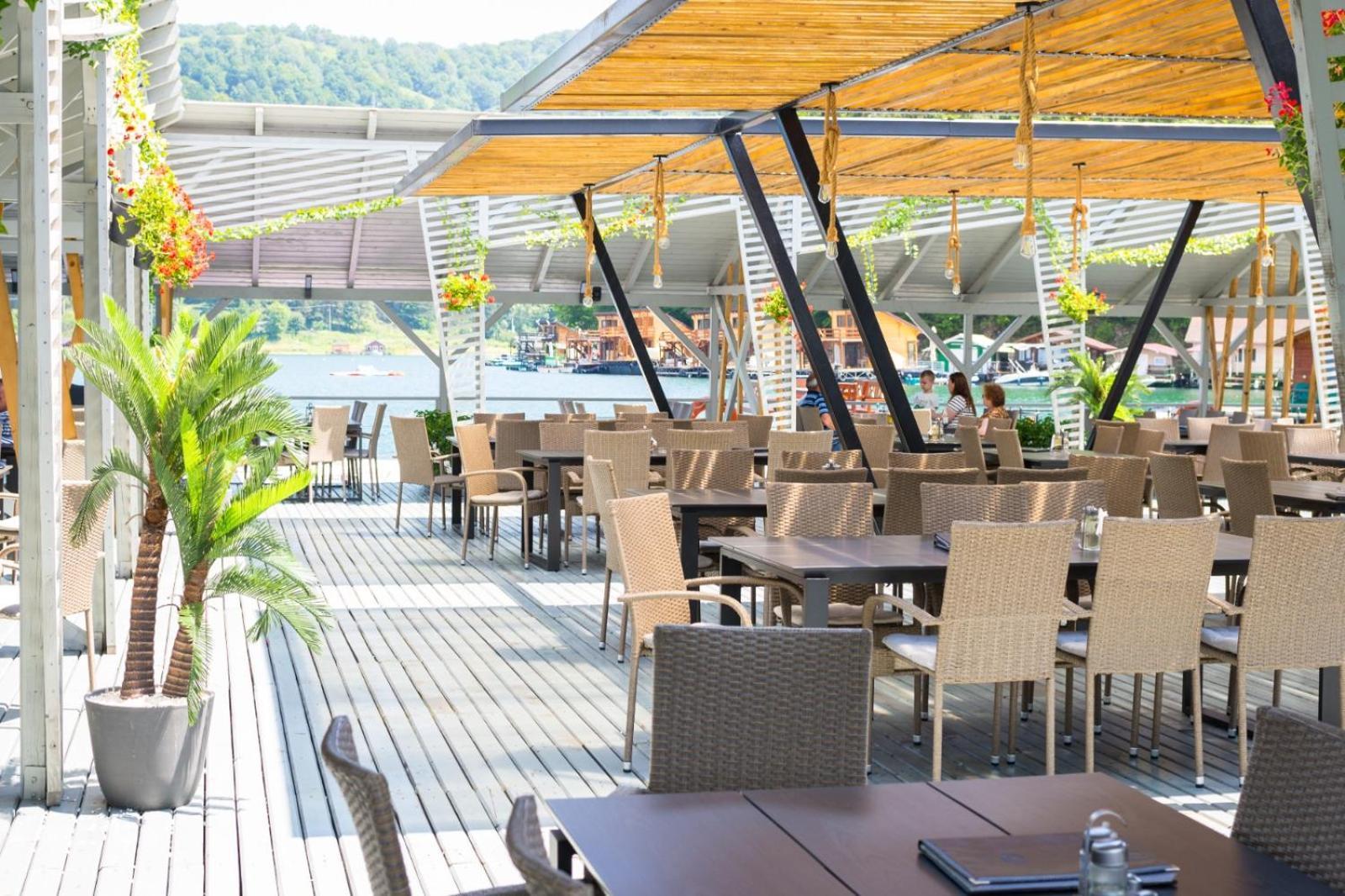 Hotel Pescarus Port Биказ Экстерьер фото